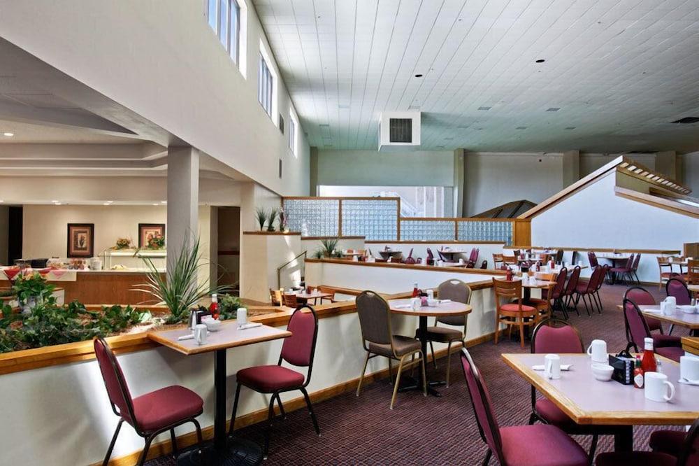 Salina Ambassador Hotel & Conference Center Restaurang bild