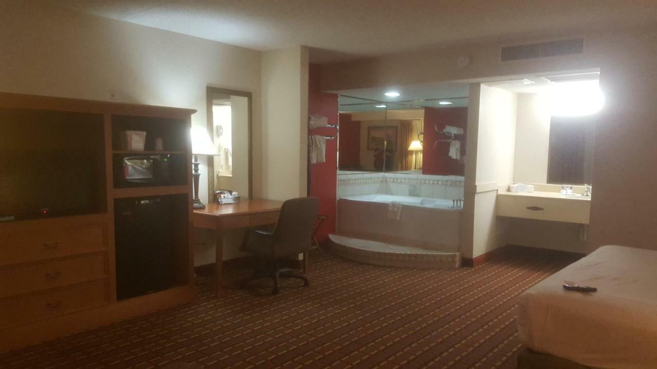 Salina Ambassador Hotel & Conference Center Exteriör bild